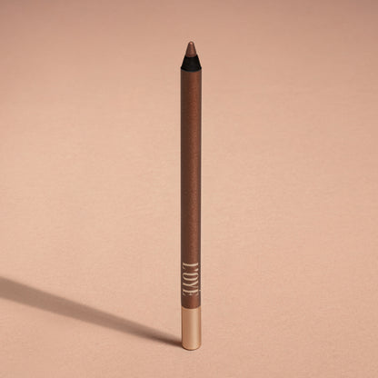 Metallic Pick up Liner van L'OYÉ Cosmetics is een waterproof oogpotlood. Dit in de kleur Game On, bekijk ook de andere 28 kleuren.
