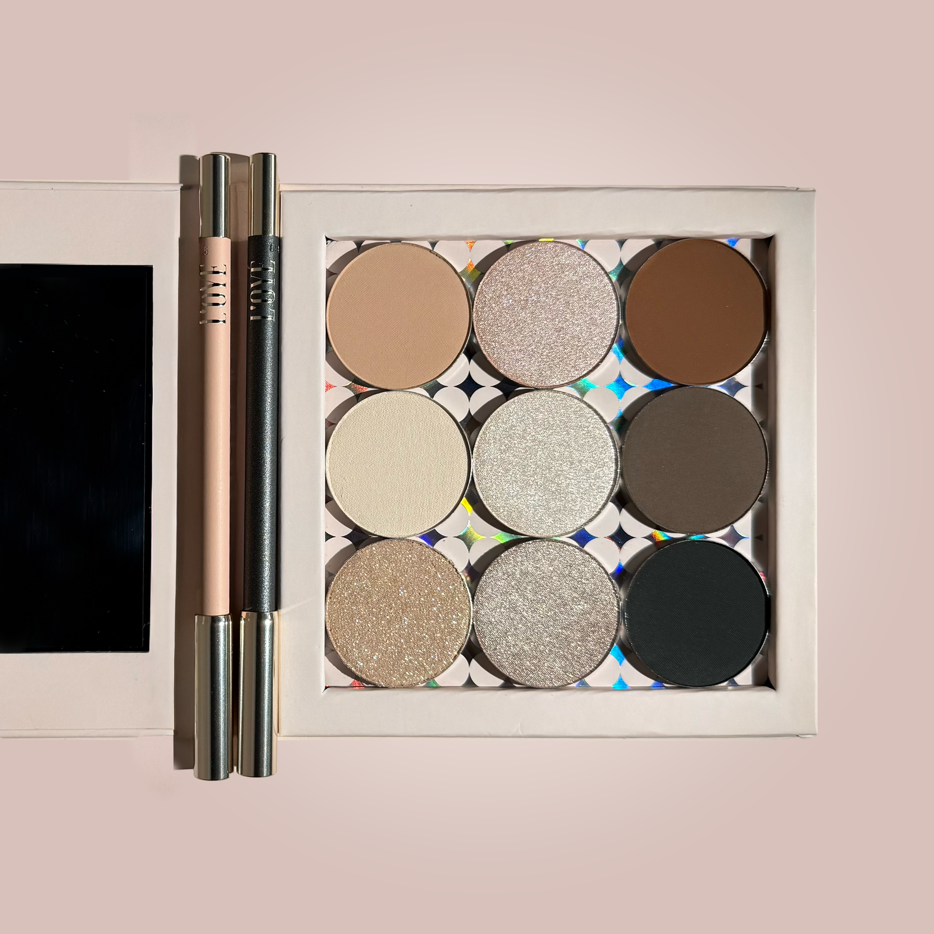 De Let's go Swing bundle bestaat uit de Smooth Pick-up Eyeliners Snow Angel en Lucky You, een Midi Palette gevuld met Pressed Eyeshadows in de kleuren: Tanlines, Go-Go, Swing, Catnip, Kate en Daisy, plus de Pressed Mineral Eyeshadows in de kleuren: Swan en Noir én de Pressed Brow Powder in de kleur: Chocolate.