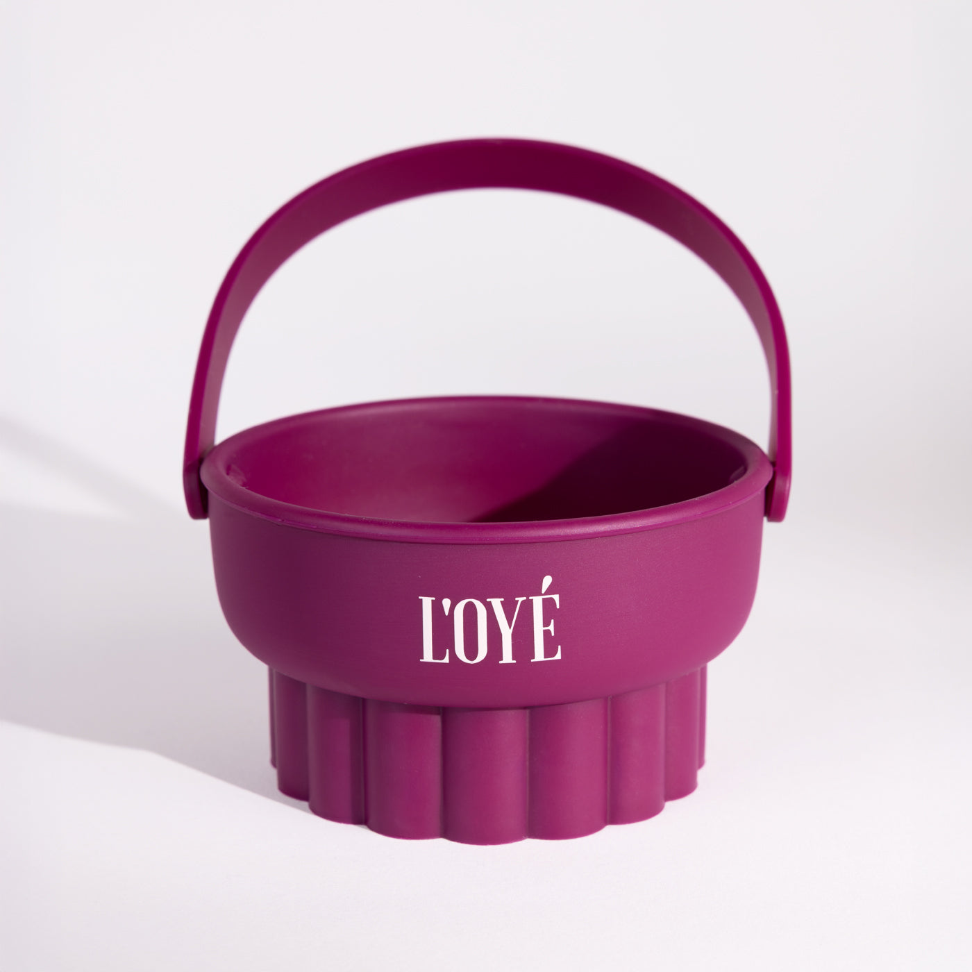 Meet The Brush Cleansing Pot van L'OYÉ Cosmetics. Een multifunctioneel potje waarmee je je make-upkwasten kunt wassen, laten drogen en opbergen. Gemaakt van 100% siliconen van food-grade kwaliteit, veilig en makkelijk schoon te maken.