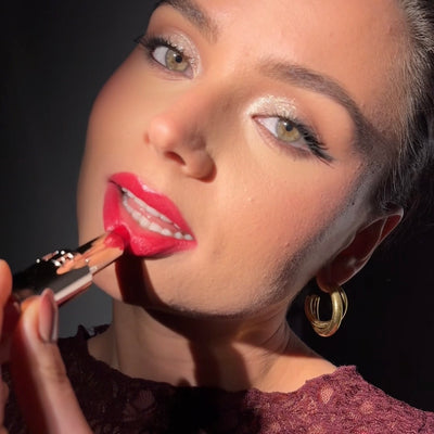 Maak kennis met Liptease Lipbalm Leo, de glossy lipbalm met energie en zelfvertrouwen. Een vurige mix van roodtinten en felroze maakt jouw sheer look speels én sexy. 