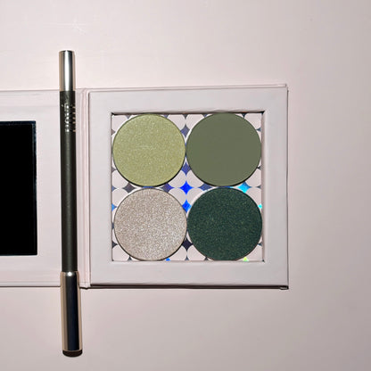 Ontdek jouw perfecte ooglook met Backstage Sinners. Van een frisse, lichte sparkle tot een diepe, mysterieuze, groene blik, met de Pressed Eyeshadows Fizz, Backstage en Sin creëer je moeiteloos elke vibe. De Pressed Mineral Eyeshadow Aloë zorgt voor een zachte, natuurlijke touch die je look in balans brengt. Maak het geheel af met de Pick-up Eyeliner Your Number?, waarmee je in één beweging extra definitie en intensiteit toevoegt. Compact, veelzijdig en perfect voor elke dag.