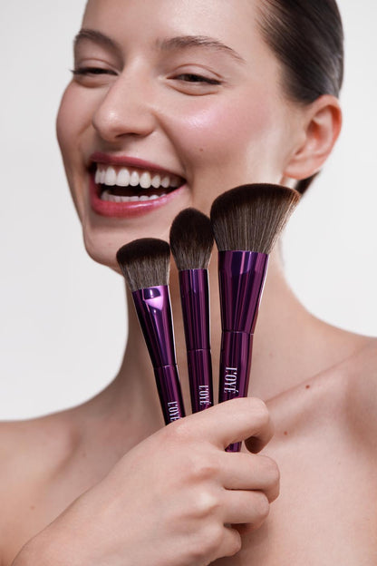 Ontdek de Pro Face Brush Collectie van L'OYÉ Cosmetics! Deze Pro Brushes maken blenden makkelijker, voorkomen strepen en harde lijnen, geven je volledige controle, zorgen voor een egaal resultaat en laten je minder product gebruiken.