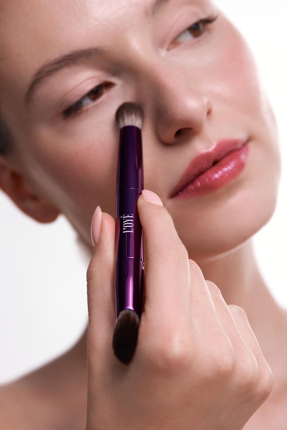 Twee kanten, één missie: een egale, frisse huid. F02 Double Agent Brush van L'OYÉ Cosmetics is jouw slimme everything-brush voor mineral concealer en baseproducten.