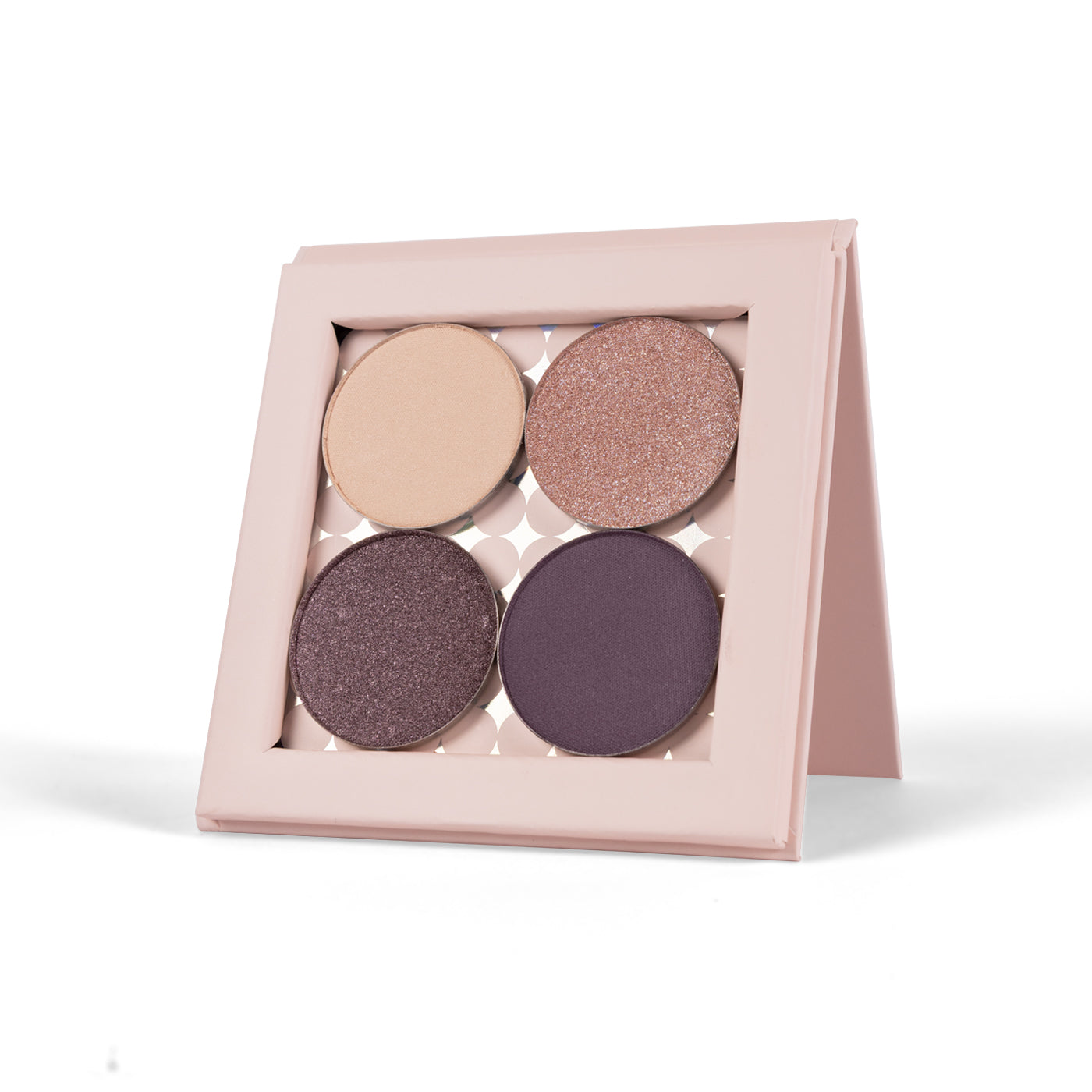 Laat je meevoeren naar een zachtere, dromerige wereld met Lavender Silk Aura. Deze verfijnde oogschaduw set combineert koele lavender- en paarstinten. De harmonieuze selectie van de kleuren: Tender Light, Gentle Sheen, Endless Ease en True Bond zorgen voor een frisse, lichtreflecterende oogopslag met een bijna etherische uitstraling. Perfect voor wie houdt van een elegante, vrouwelijke look met een vleugje magie.