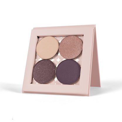 Laat je meevoeren naar een zachtere, dromerige wereld met Lavender Silk Aura. Deze verfijnde oogschaduw set combineert koele lavender- en paarstinten. De harmonieuze selectie van de kleuren: Tender Light, Gentle Sheen, Endless Ease en True Bond zorgen voor een frisse, lichtreflecterende oogopslag met een bijna etherische uitstraling. Perfect voor wie houdt van een elegante, vrouwelijke look met een vleugje magie.