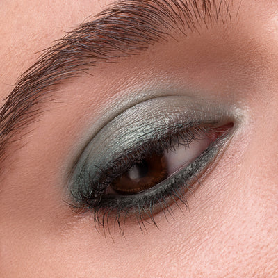 Metallic Pick up Liner van L'OYÉ Cosmetics is een waterproof oogpotlood. Dit in de kleur Leaf me Alone, bekijk ook de andere 28 kleuren.