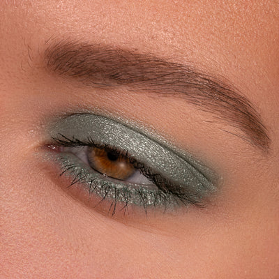 Metallic Pick up Liner van L'OYÉ Cosmetics is een waterproof oogpotlood. Dit in de kleur Lime Yours, bekijk ook de andere 28 kleuren.