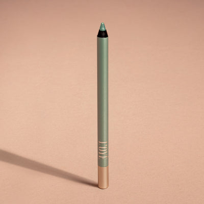 Metallic Pick up Liner van L'OYÉ Cosmetics is een waterproof oogpotlood. Dit in de kleur Lime Yours, bekijk ook de andere 28 kleuren.