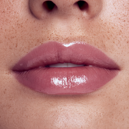 Met Crave Hybrid Lip Polish creëer je zachte, gehydrateerde lippen met een volle, glanzende finish en een kleur die je look direct versterkt.