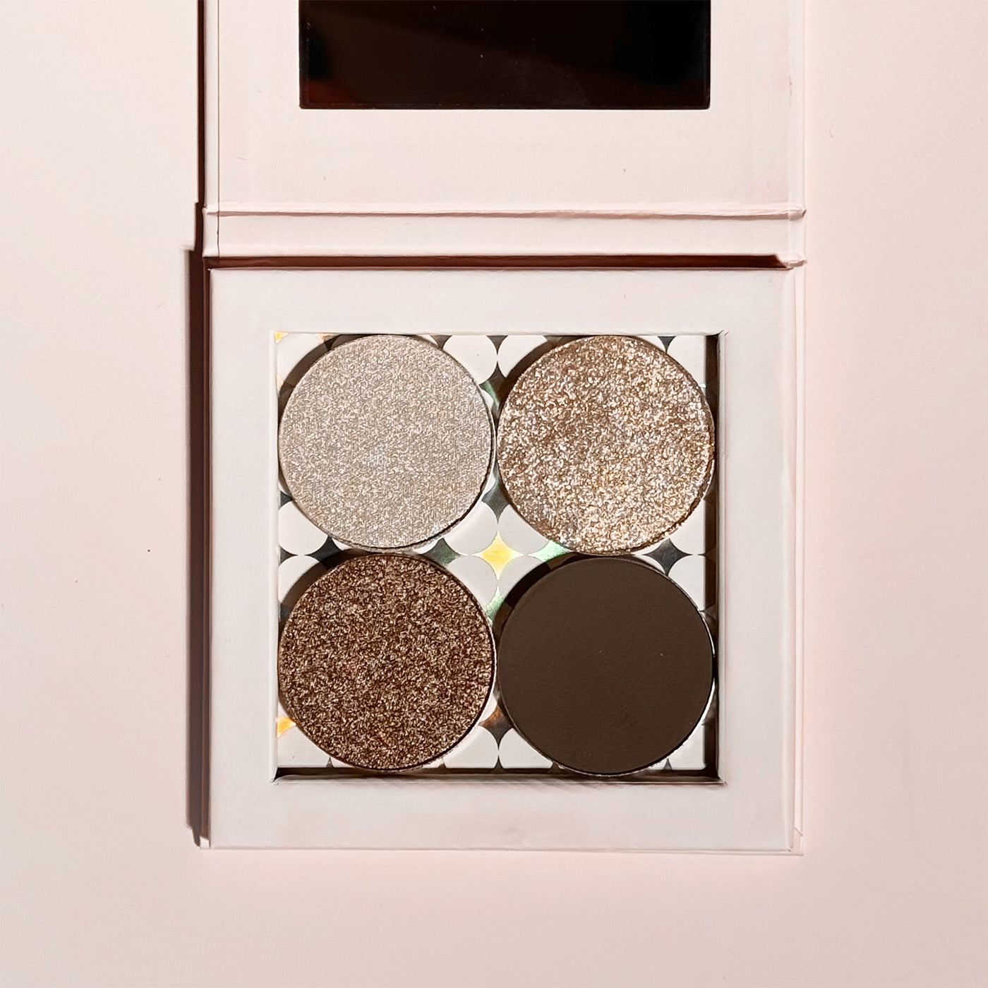 Of je nu gaat voor een subtiele everyday look of een verleidelijke avondmake-up: met Lovedrunk blijf je experimenteren, combineren en opnieuw verliefd worden op je eigen creaties. Eén palette, eindeloze looks.