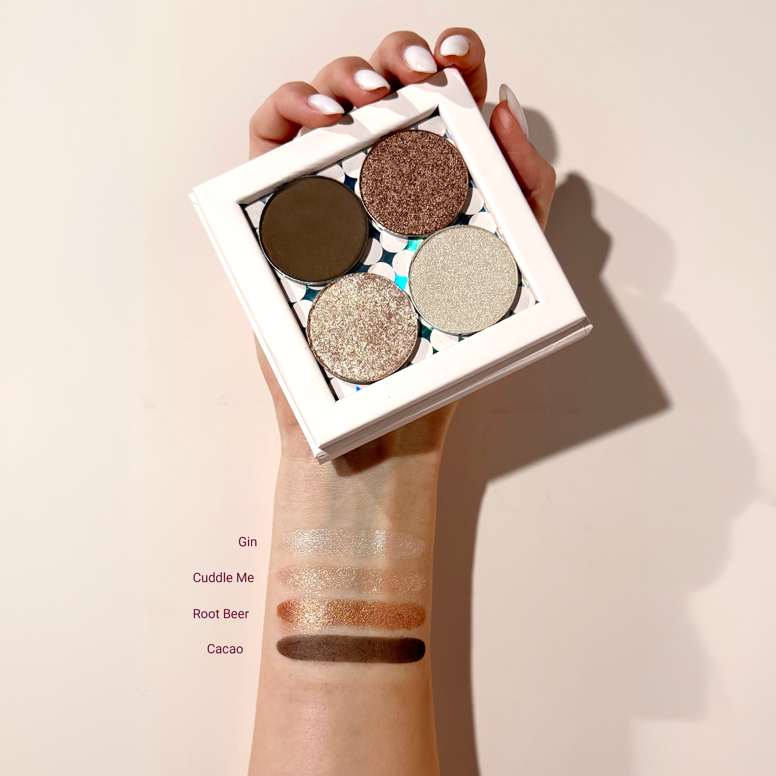 Geef toe aan de verleiding met de Pressed Eyeshadow Set: Lovedrunk. Deze bundle bestaat uit de kleuren: Cuddle me, Root Beer, Gin en Cacao, samen verpakt in een Mini palette.