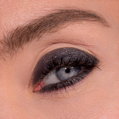 Metallic Pick up Liner van L'OYÉ Cosmetics is een waterproof oogpotlood. Dit in de kleur Lucky You, bekijk ook de andere 28 kleuren.