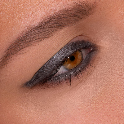 Metallic Pick up Liner van L'OYÉ Cosmetics is een waterproof oogpotlood. Dit in de kleur Marry Me, bekijk ook de andere 28 kleuren.