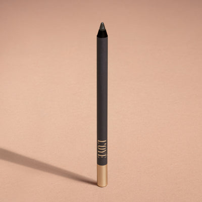 Metallic Pick up Liner van L'OYÉ Cosmetics is een waterproof oogpotlood. Dit in de kleur Marry Me, bekijk ook de andere 28 kleuren.