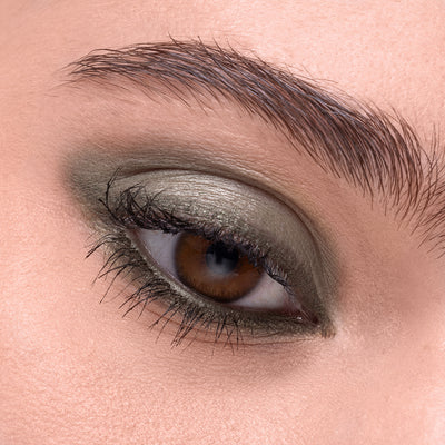 Metallic Pick up Liner van L'OYÉ Cosmetics is een waterproof oogpotlood. Dit in de kleur Olive you Lots, bekijk ook de andere 28 kleuren.