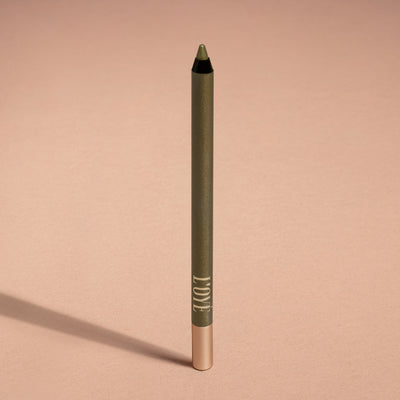 Metallic Pick up Liner van L'OYÉ Cosmetics is een waterproof oogpotlood. Dit in de kleur Olive you Lots, bekijk ook de andere 28 kleuren.