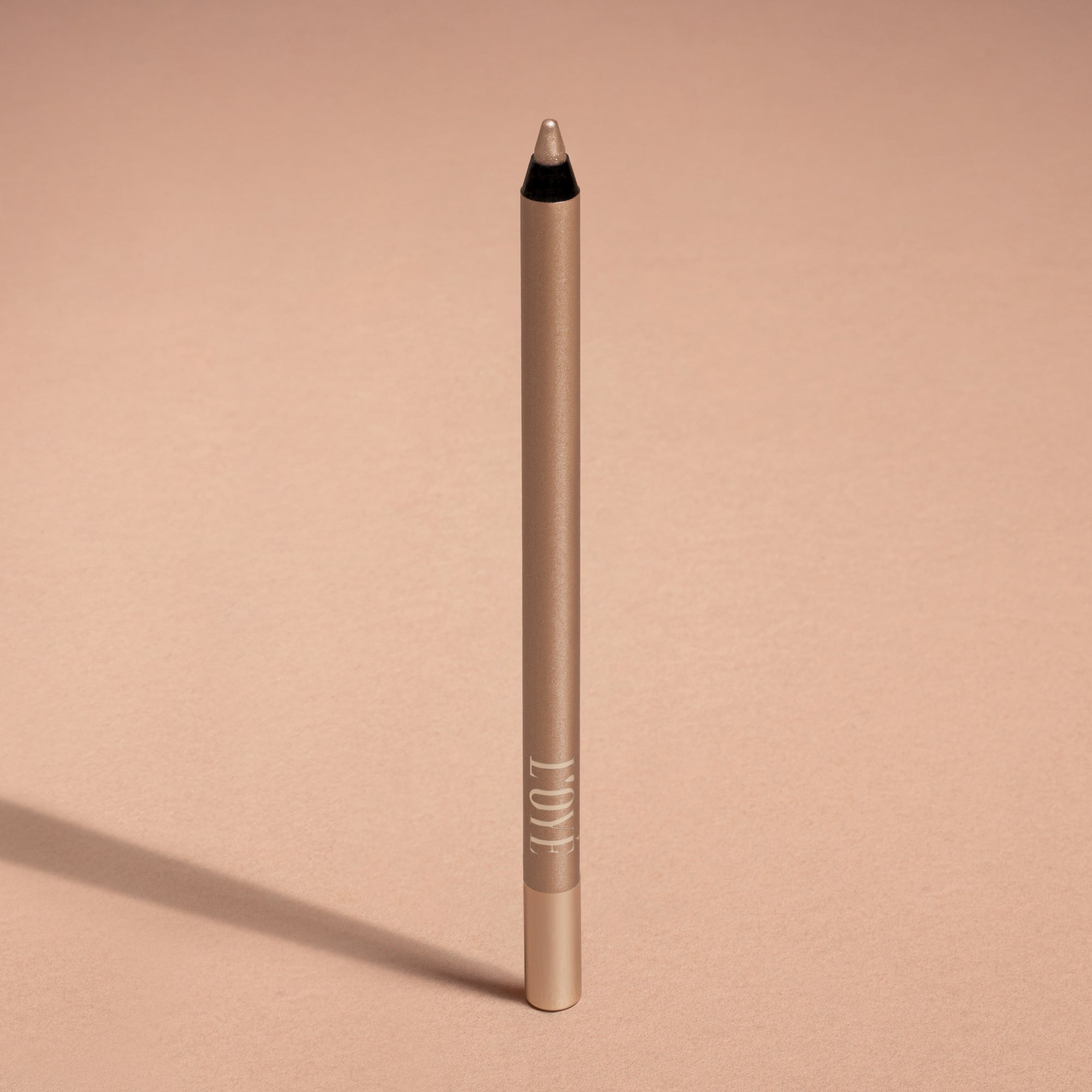 Metallic Pick up Liner van L'OYÉ Cosmetics is een waterproof oogpotlood. Dit in de kleur Pearlfact Love, bekijk ook de andere 28 kleuren.