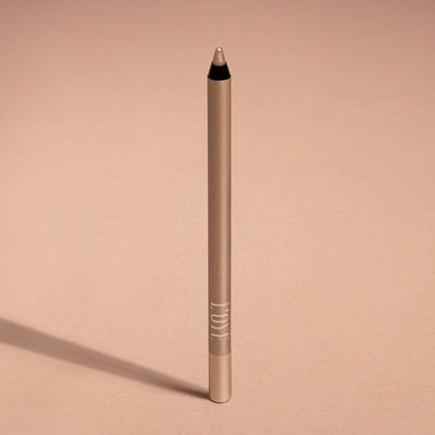 Metallic Pick up Liner van L'OYÉ Cosmetics is een waterproof oogpotlood. Dit in de kleur Pearlfact Love, bekijk ook de andere 28 kleuren.
