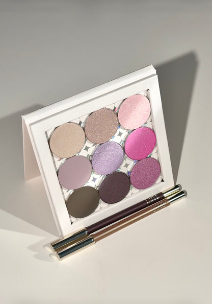 De Blooming Baddie bundle wordt compleet gemaakt met de ultra-gladde Smooth Pick-up Eyeliners in de kleuren Pearlfect Love en Win Me, waarmee je precieze en opvallende lijnen creëert. Alles wat je nodig hebt voor een blooming, baddie-proof look, in één bundle.