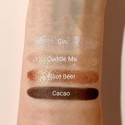 De kleuren van Lovedrunk: Gin, Cuddle Me, Root Beer en Cacao werken samen als een perfecte match: onweerstaanbaar, verleidelijk en een tikkeltje verslavend. Vanaf de eerste swipe wil je meer. Meer diepte. Meer glow. Meer Lovedrunk.