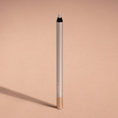 Metallic Pick up Liner van L'OYÉ Cosmetics is een waterproof oogpotlood. Dit in de kleur Silver Lining, bekijk ook de andere 28 kleuren.