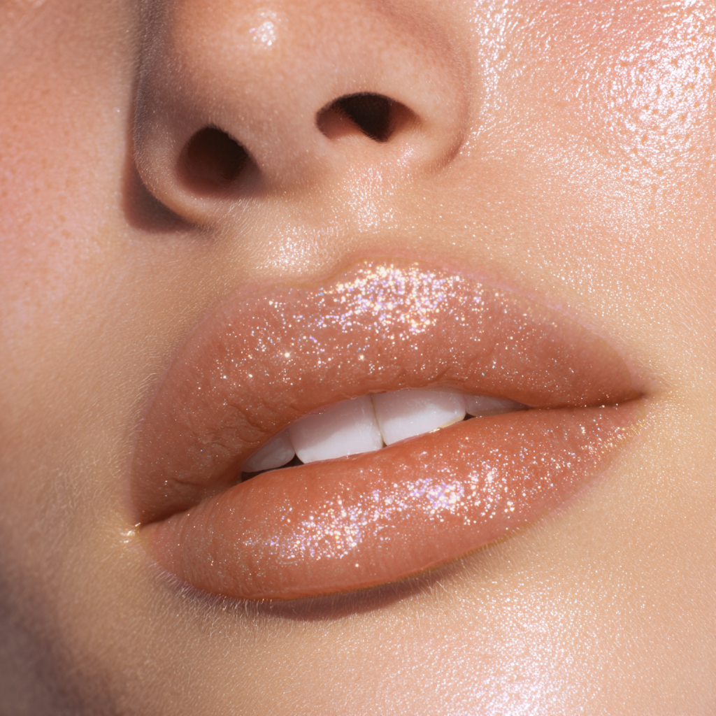 De comfortabele, cushiony textuur van Stellar Drip Solar Flare glijdt soepel over de lippen en voelt licht aan, zonder plakkerig of zwaar te worden.Deze glossy lipgloss is perfect om solo te dragen voor een frisse, glanzende look, maar ook ideaal als topper over lipstick. Door Stellar Drip Gloss over lipstick aan te brengen, krijgt elke kleur extra diepte en een luxe glossy finish. In combinatie met een lipliner ontstaat een gedefinieerde, vollere liplook met maximale shine.