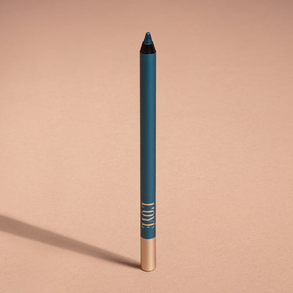 Metallic Pick up Liner van L'OYÉ Cosmetics is een waterproof oogpotlood. Dit in de kleur Teal the Deal, bekijk ook de andere 28 kleuren.