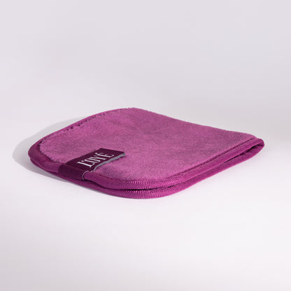 Dit is The Doekie van L'OYÉ Cosmetics. Een belachelijk zacht doekje dat doet wat het moet doen: je gezicht schoonmaken. En als bonus? Je kunt er ook je make-upkwasten tussendoor mee reinigen. Maak ‘m nat, een beetje cleanser erop, even wrijven en klaar.
De fluweelachtige stof voelt fijn aan op je huid en de vorm ligt lekker in de hand, zodat je overal makkelijk bij kunt. Herbruikbaar, makkelijk schoon te maken en altijd klaar voor gebruik. Geen gedoe. Gewoon een goed doekie.