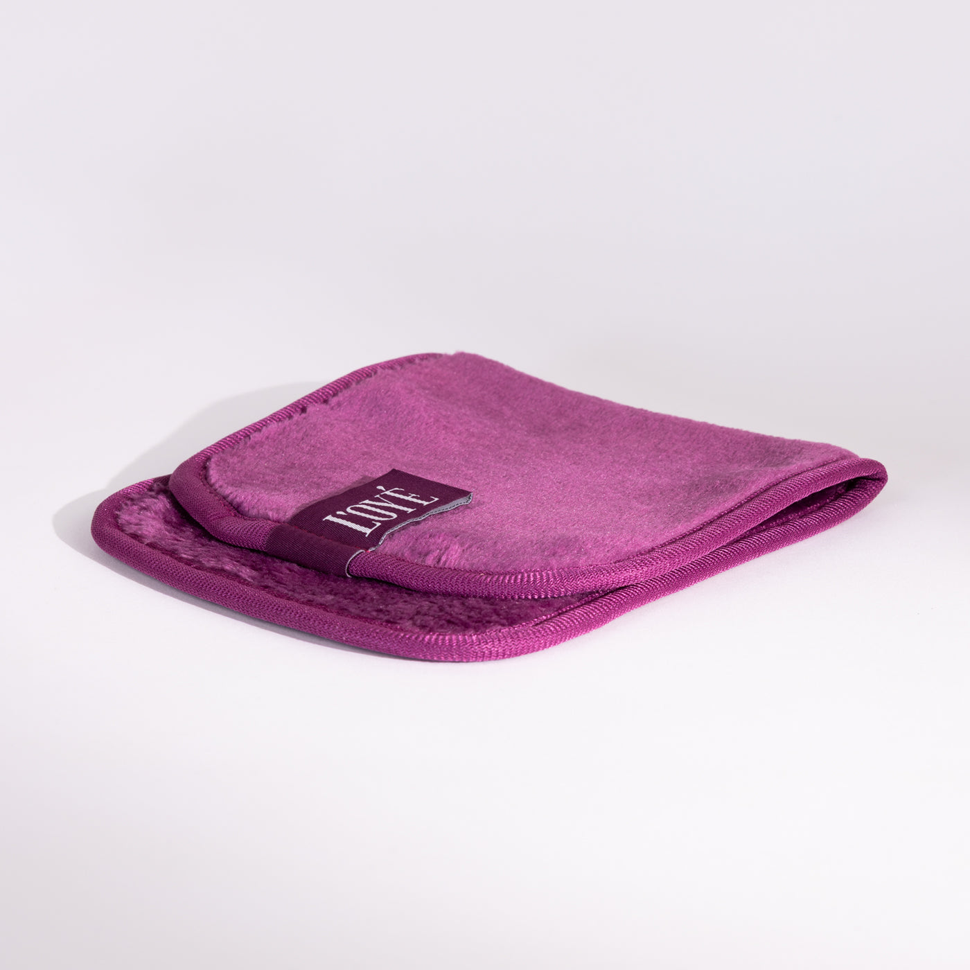 Dit is The Doekie van L'OYÉ Cosmetics. Een belachelijk zacht doekje dat doet wat het moet doen: je gezicht schoonmaken. En als bonus? Je kunt er ook je make-upkwasten tussendoor mee reinigen. Maak ‘m nat, een beetje cleanser erop, even wrijven en klaar.
De fluweelachtige stof voelt fijn aan op je huid en de vorm ligt lekker in de hand, zodat je overal makkelijk bij kunt. Herbruikbaar, makkelijk schoon te maken en altijd klaar voor gebruik. Geen gedoe. Gewoon een goed doekie.