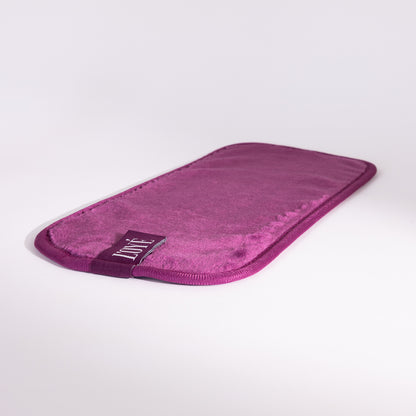 Dit is The Doekie van L'OYÉ Cosmetics. Een belachelijk zacht doekje dat doet wat het moet doen: je gezicht schoonmaken. En als bonus? Je kunt er ook je make-upkwasten tussendoor mee reinigen. Maak ‘m nat, een beetje cleanser erop, even wrijven en klaar.
De fluweelachtige stof voelt fijn aan op je huid en de vorm ligt lekker in de hand, zodat je overal makkelijk bij kunt. Herbruikbaar, makkelijk schoon te maken en altijd klaar voor gebruik. Geen gedoe. Gewoon een goed doekie.