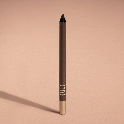 Metallic Pick up Liner van L'OYÉ Cosmetics is een waterproof oogpotlood. Dit in de kleur Toast to Us, bekijk ook de andere 28 kleuren.