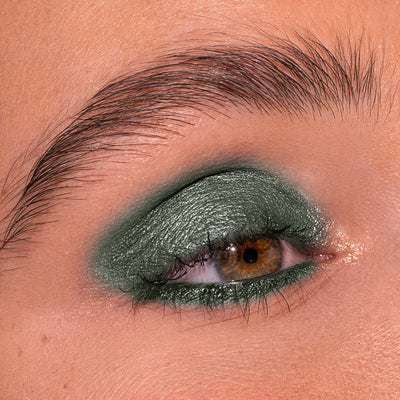 Metallic Pick up Liner van L'OYÉ Cosmetics is een waterproof oogpotlood. Dit in de kleur Wanna Date, bekijk ook de andere 28 kleuren.