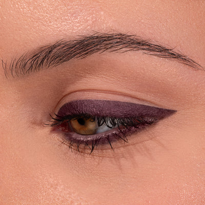 Metallic Pick up Liner van L'OYÉ Cosmetics is een waterproof oogpotlood. Dit in de kleur Wine Not, bekijk ook de andere 28 kleuren.