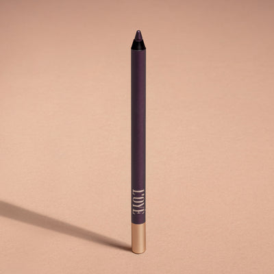 Metallic Pick up Liner van L'OYÉ Cosmetics is een waterproof oogpotlood. Dit in de kleur Wine Not, bekijk ook de andere 28 kleuren.