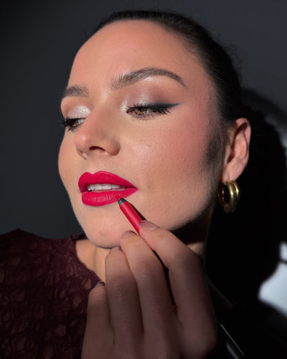 Combine the Liptease Lipbalm perfecty with the Smooth Pick-up Lipliner by L'OYÉ Cosmetics