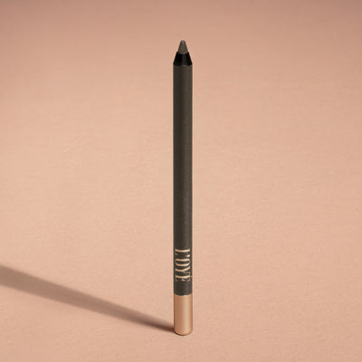 Metallic Pick up Liner van L'OYÉ Cosmetics is een waterproof oogpotlood. Dit in de kleur Your Number, bekijk ook de andere 28 kleuren.