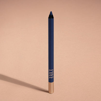 Metallic Pick up Liner van L'OYÉ Cosmetics is een waterproof oogpotlood. Dit in de kleur You're Bluetiful, bekijk ook de andere 28 kleuren.