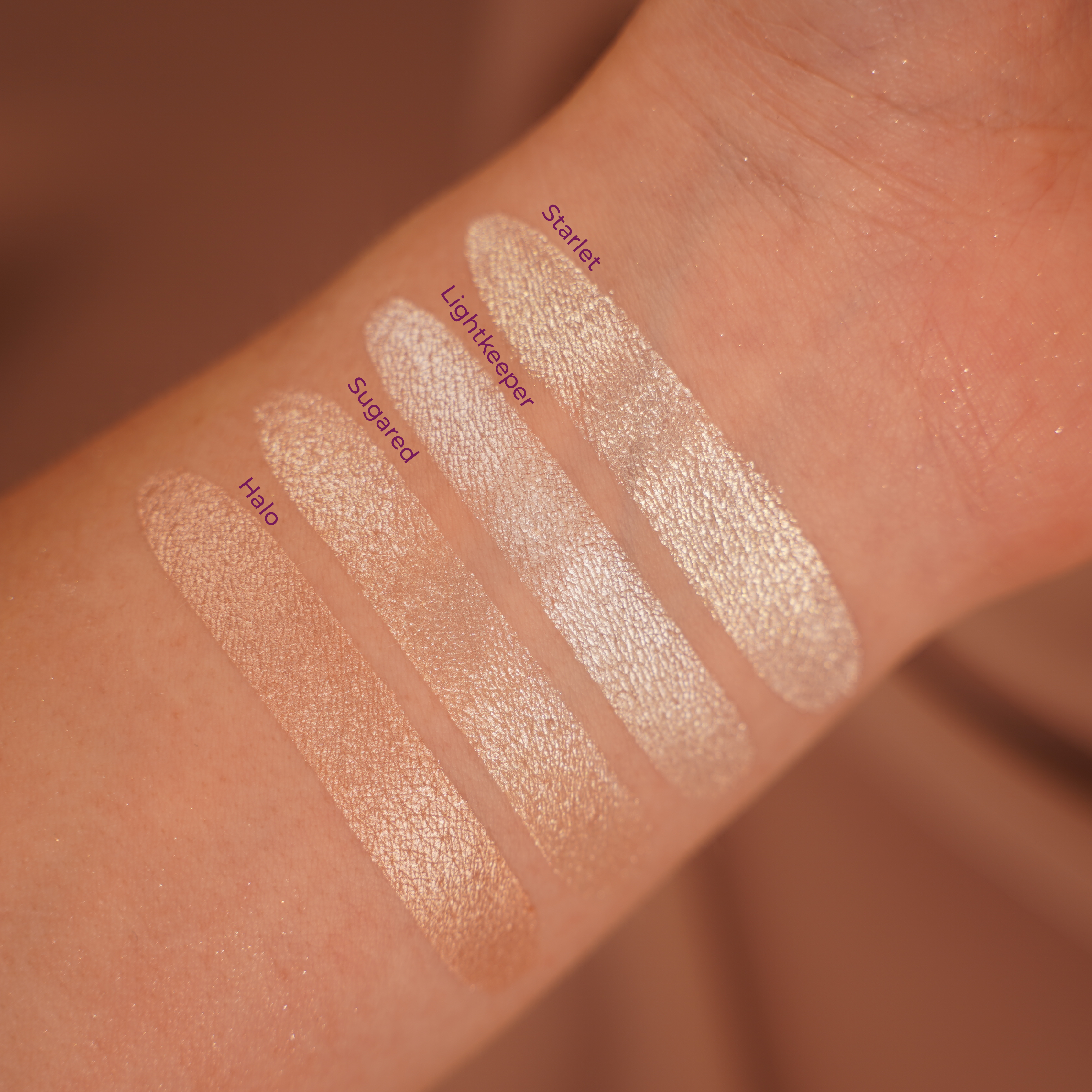 Oogschaduw swatches met witte en nude kleuren: Starlet, Lightkeeper, Sugared, Halo.