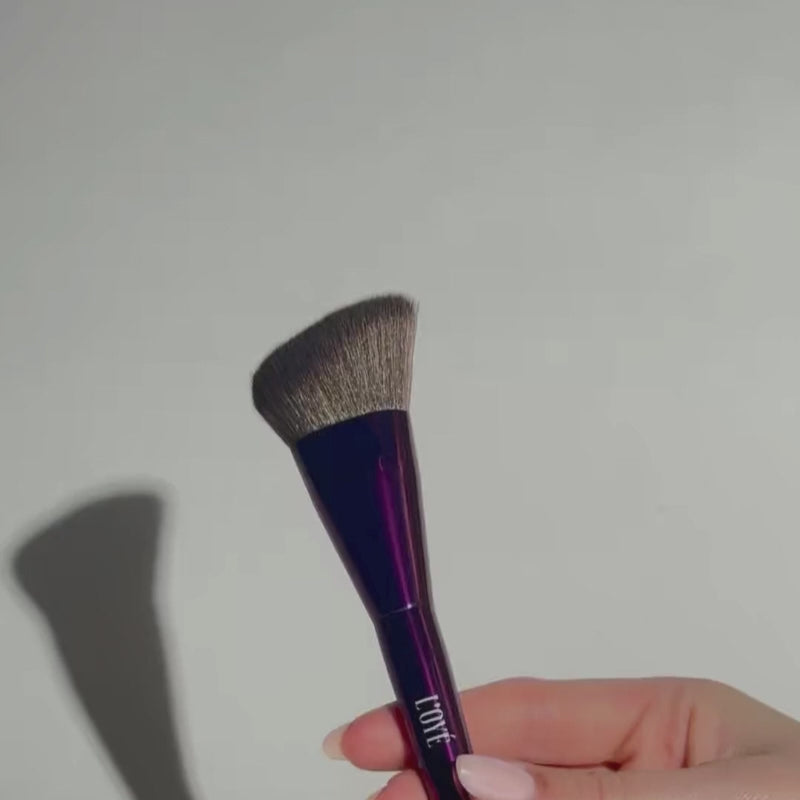 Video laden: <div class="metafield-rich_text_field"><p>De cheat code voor perfect flushed cheeks. Cheek Code volgt je jukbeenderen met z’n schuine, taps toelopende vorm en geeft meteen een smooth, lifted finish. De medium-dichte, ultra flexibele haren blenden je blush moeiteloos uit zónder je foundation te verplaatsen. Van subtiel tot statement: jij bepaalt, Cheek Code maakt het naadloos.</p></div>