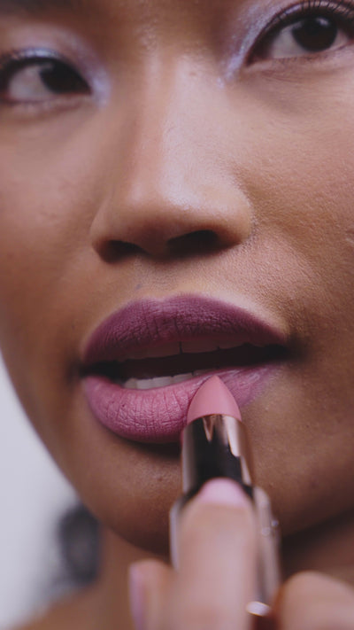 Mirage is een tint die moeiteloos op de lippen ligt, een flattering warm pink nude die perfect blendt met de lippen. Subtiel, smooth en almost illusionary. De lichte, demi-matte finish van Ethereal Touch zorgt voor een natuurlijke uitstraling met een zacht gedefinieerde rand. Deze lipstick voelt comfortabel aan en is ideaal voor een verzorgde look.