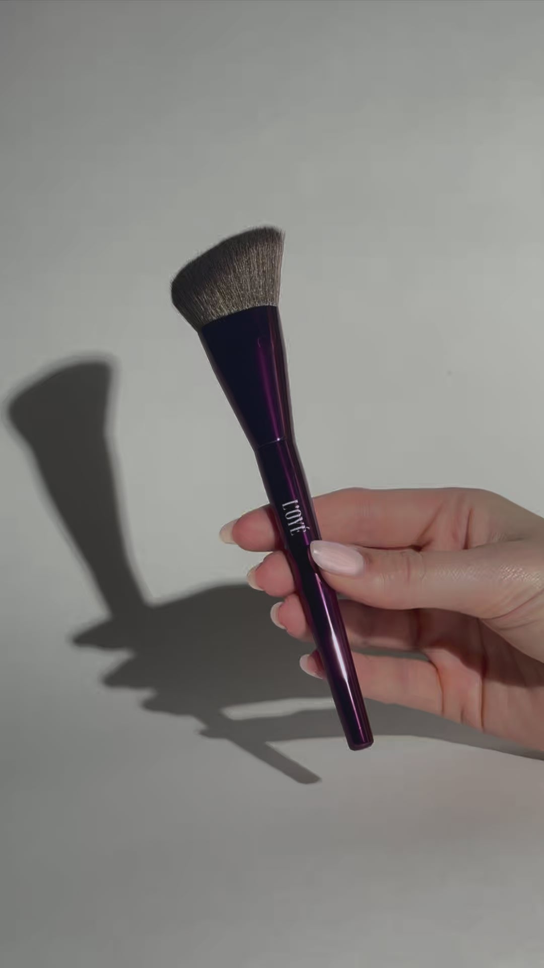 Video laden: L'OYÉ Cosmetics F07 Cheek Code - Blush Brush