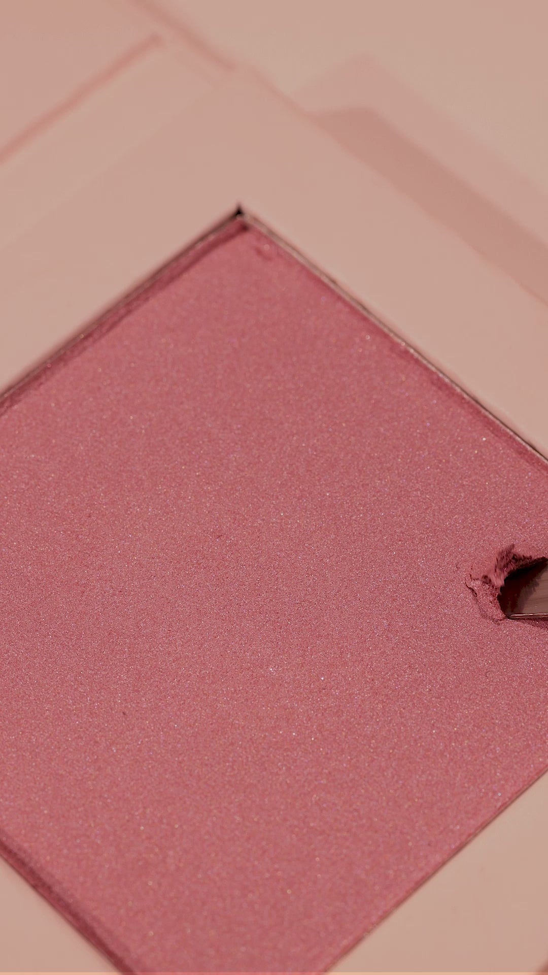 Load video: <div class="metafield-rich_text_field"><p>Een pressed mineral blush met een zachte, verfijnde kleur die moeiteloos in de huid versmelt. Van een subtiele blos tot een intensere flush: de kleur is makkelijk op te bouwen en laat zich naadloos blenden.</p><p>Breng één laag aan voor een zachte, natuurlijke warmte of bouw verder voor meer impact. Geen harde lijnen, geen ingewikkelde placement. Gewoon kleur waar jij 'm wilt.</p></div>