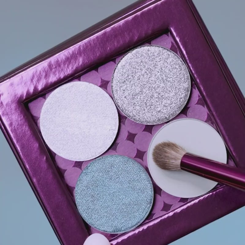 Load video: <div class="metafield-rich_text_field"><p>De <strong>E06 Precision Crease Brush</strong> is perfect voor het verzachten van randen en het creëren van diepte op kleine, precieze plekken. Dankzij het smalle formaat is de E06 ideaal voor het blenden van Eyeshadow in de binnen- en buitenste ooghoek. Een veelzijdige brush voor zowel make-upliefhebbers als professionals die houden van een soft, blended resultaat.<br />
<br />
De zachte, soepele synthetische haren geven je maximale controle en zorgen voor een comfortabele, gelijkmatige applicatie.<br />
<br />
</p></div>