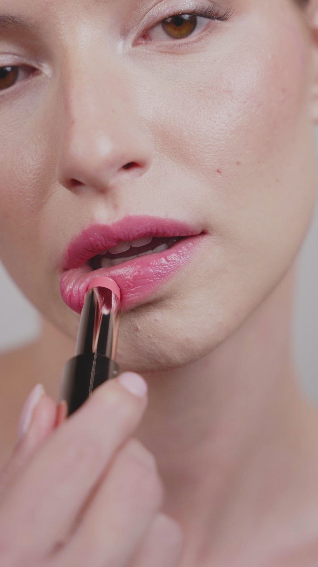 Load video: L'OYÉ Cosmetics Liptease Lipbalm Jax