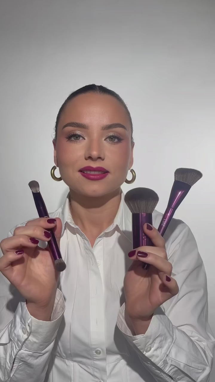 Michelle van L'OYÉ Cosmetics legt uit waarom je de Mineral Musthave Set móet hebben. Samen vormen deze drie brushes namelijk het perfecte basis-trio. Elke brush vervult een specifieke functie binnen het aanbrengen van minerale make-up. Door ze samen te gebruiken werk je efficiënter, hygiënischer en bereik je een zichtbaar professioneler resultaat.