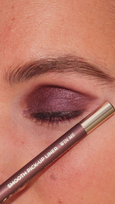 Metallic Pick up Liner van L'OYÉ Cosmetics is een waterproof oogpotlood. Dit in de kleur Win Me, bekijk ook de andere 28 kleuren.