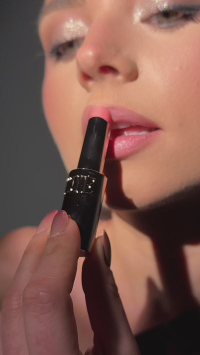 Ontdek Brad, de glossy lipbalm met karakter en warmte. De zachtroze tint geeft je lippen een natuurlijke, verzorgde glow en versterkt je lipkleur op subtiele wijze. 