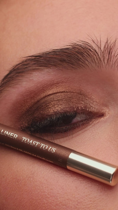 Metallic Pick up Liner van L'OYÉ Cosmetics is een waterproof oogpotlood. Dit in de kleur Toast to Us, bekijk ook de andere 28 kleuren.