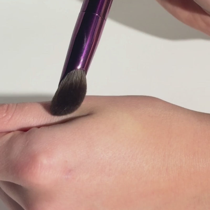 Video laden: <div class="metafield-rich_text_field"><p>Double Agent combineert precisie en dekking in één slimme 2-in-1 brush. De zeer dichte, schuine tip is ideaal voor het gericht aanbrengen van concealer, bijvoorbeeld onder de ogen, terwijl de ronde, compacte kant het product moeiteloos in de huid bufft. Zo corrigeer, verhelder en blend je met één brush naar een egale, natuurlijke finish.</p></div>