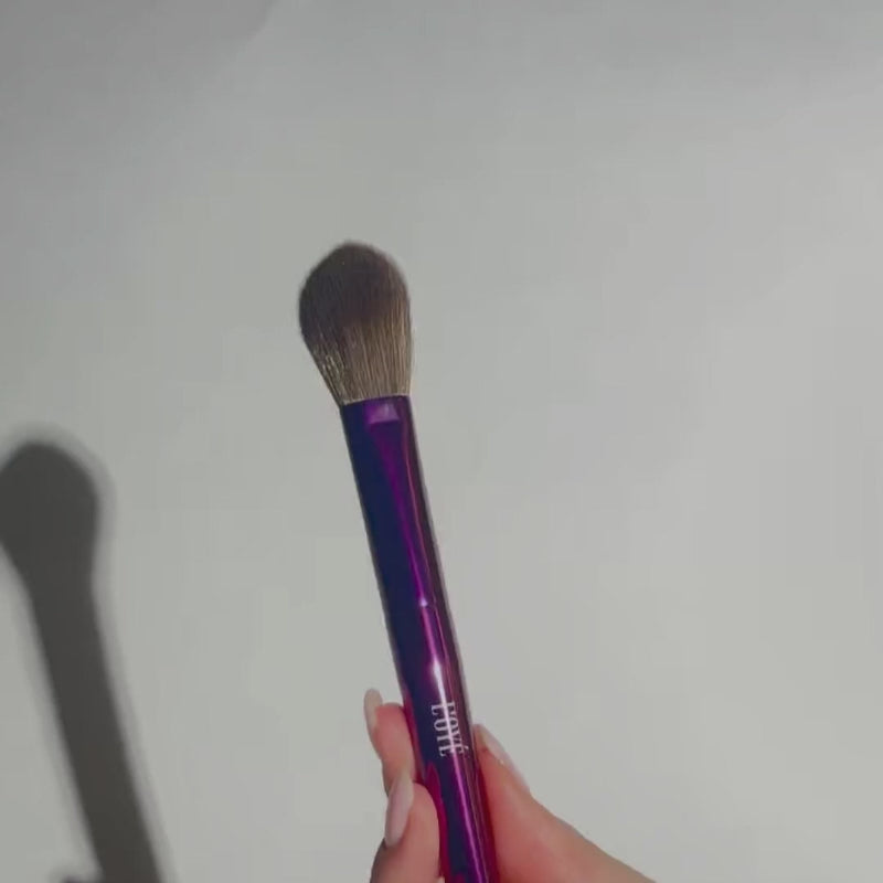 Video laden: <div class="metafield-rich_text_field"><p>Deze Highlighter Brush brengt de glow. De zacht taps toelopende vorm volgt moeiteloos elke highlight-zone en geeft je precies genoeg controle voor een mooie, clean shine. De ultra-flexibele, zachte haren blenden naadloos en maken het makkelijk om te kiezen: een subtiele shimmer of juist full highlight. In seconden een frisse, stralende finish zonder harde randen.</p></div>